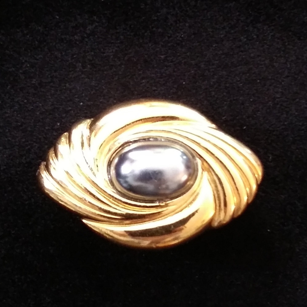 Goldtone Pendant Brooch
